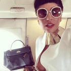 La cantante Lady Gaga enseña un pezón a bordo de un avión.