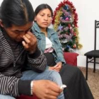 Los padres del niño ecuatoriano, mientras esperaban ayer en Valencia la resolución de sus problemas
