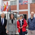 Miguel Temboury (izquierda) con directivos del Ies Fuentesnuevas. DL