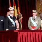 El rey y varios miembros de la familia real en esta foto de archivo durante un desfile militar