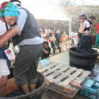 Dos parejas compiten por producir la mayor cantidad de mosto posible, en la Feria de la Vendimia.