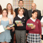 Los tres escolares ganadores posan con el delegado de la Agencia, Guillermo Barros