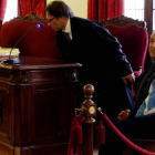El acusado, a la derecha, instantes antes de comenzar la vista oral en la Audiencia.