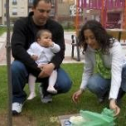 Unos padres descubren la placa que, al lado del árbol, tendrá su hija en recuerdo de su nacimiento