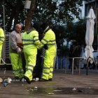 Operarios de Tragsa retiran la basura de las calles de Madrid.