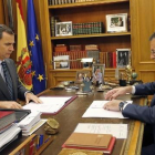 El rey Felipe VI y Mariano Rajoy, durante uno de sus habituales despachos semanales, el pasado noviembre.