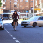 Los coches impiden circular a la bicicleta por su vía.