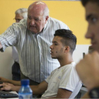 Una persona jubilada enseña de forma voluntaria informática a jóvenes, en La Roca del Vallès (Barcelona).