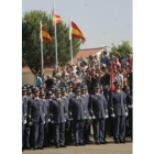 Los familiares siguen desde las gradas el acto militar