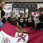 Mujeres del Carbón con una bandera de León y sus camisetas emblemáticas: «Mi sangre es negra, mi herencia minera», dice la de Pili.