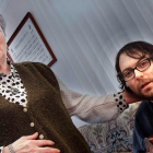 Imagen de archivo de Rodrigo Martínez y su abuela Aurora, origen del documental ‘Ruchare’. BRUNO MORENO