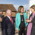 Tejerina (derecha) durante su visita de ayer a Rueda.