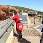 Visitantes durante su paso por el paraje Patrimonio de la Humanidad de Las Médulas.