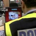 Un agente observa imágenes de pornografía infantil incautadas a los pederastas