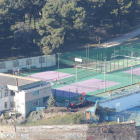 Vista parcial del Real Club de Tenis de Ponferrada desde el Pajariel, con el Temple al lado. L. DE LA MATA