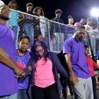 Tyson Gay, en el centro, durante el homenaje a la memoria de su hija.