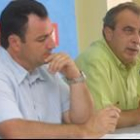 José Giménez, a la derecha junto a Eduardo Morán, valoró ayer el nuevo mapa político del Bierzo