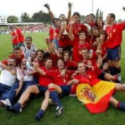 Los jóvenes jugadores españoles celebraron por todo lo alto el título