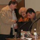 Conrado Ruiz (izquierda), Candela Soto, de la asociación de enfermos renales Alcer, y Reiner Cortés