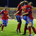 David Silva celebra con Santi Cazorla, Jordi Alba y David Villa su segundo gol.