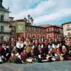 Los integrantes de la asociación cultural Aguzo posan en la plaza Mayor de la capital leonesa