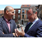 José Antonio Diez y Antonio Silván charlan en la plaza de San Marcelo