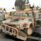 Un vehículo de las fuerzas iraquís abandonado tras ser atacado por milicianos del ISIL en Tikrit, este miércoles.