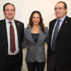 Manuel y David Belinchón entregaron a Carolina la insignia de oro del Colegio Leonés.
