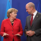 Angela Merkel, junto al presidente de turno de la UE, Fredrik Reinfeldt.