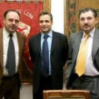 Rafael Álvarez, Joaquín Otero y Ricardo Magaz, ayer, en la Casa de León en Madrid