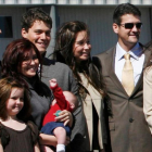 La familia de Sarah Palin (derecha) en una foto del 2008. El de la izquierda es el hijo mayor Track, mientras que el segundo por la derecha (con jafas de sol) es Todd.