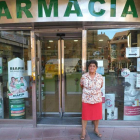 La farmacéutica Araceli de la Fuente, ayer en la puerta de su farmacia en Benavente. DL