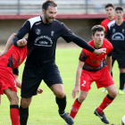 Toño se lleva el balón a pesar de la oposición de un rival