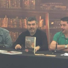 León Arsenal (centro) junto a Pedro Villanueva. FERIA DEL LIBRO