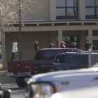 Los esudianes salen en fila de la escuela donde se ha producido el tiroteo.