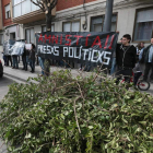 Manifestantes piden la liberación del detenido ante la Comandancia de la Guardia Civil.