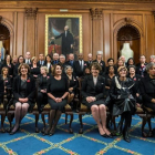 Foto de familia de miembros del Congreso vestidas de negro en apoyo al movimiento #MeToo.