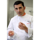 El pastelero Miguel Sierra muestra productos probióticos.