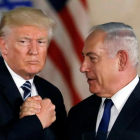 Trump y Netanyahu estrechan sus manos durante un encuentro en Jerusalén.