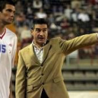 El entrenador del Ademar, Manolo Cadenas, da instrucciones a Kjelling en una imagen de archivo