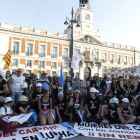 Las mujeres mineras posan triunfantes a su llegada a Sol frente al consistorio madrileño.