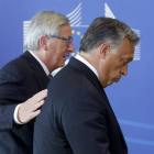 El presidente de la Comisión Europea, Jean-Claude Juncker, y el primer ministro de Hungría, Viktor Orbán, antes de la reunión del Consejo Europeo.