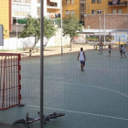 La pista de fútbol sala de la plaza de la Sardana, en Ripoll, que solían frecuentar los miembros de la célula yihadista