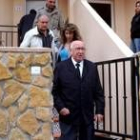 En el centro, el padre de Beatriz Ordóñez en su casa del municipio leonés de Villasimpliz