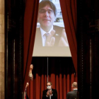 Carles Puigdemont y Quim Torra se aplauden mutuamente por videoconferencia. QUIQUE GARCÍA