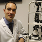 El oftalmólogo leones Álvaro Toribio, en la consulta especializada. RAMIRO