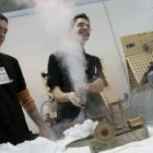 Dos de los participantes en la muestra de Formación Profesional, realizando una demostración