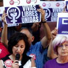 Concentración de UGT y CCOO contra el incremento de crímenes machistas este verano, este martes en Oviedo. /