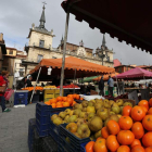 Los comerciantes continuarán con las carpas viejas y deterioradas por el momento. SECUNDINO PÉREZ