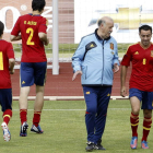 Del Bosque conversa con el centrocampista Xavi Hernández, a la derecha.